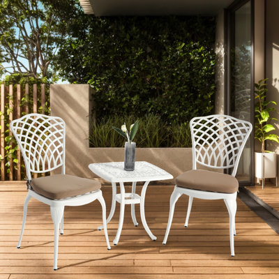Ensemble bistro en fonte d'aluminium 3 pièces - 2 chaises et 1 table ronde avec coussin blanc pour les jardins, les patios, les balcons et l'installation facile