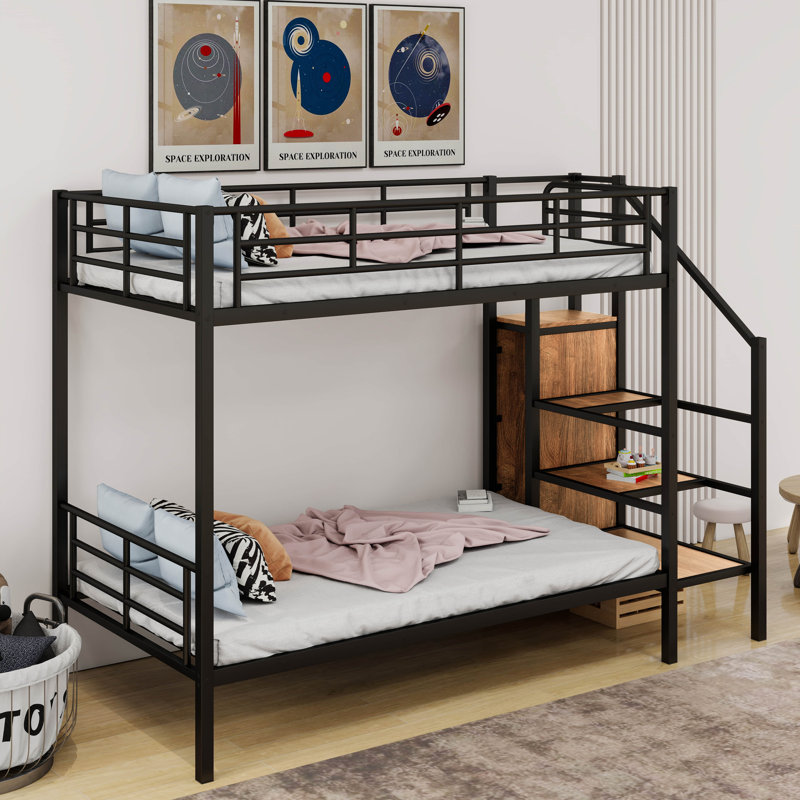 Un lit superposé en métal surdimensionné au-dessus d'un lit double, équipé d'une échelle de rangement latérale et d'une armoire