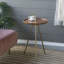 Table d'appoint en bois d'acacia avec pieds en acier à trépied
