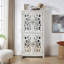Armoire de rangement haute autoportante avec portes sculptées en miroir acrylique et étagères réglables pour répondre aux besoins d'organisation des maisons modernes.