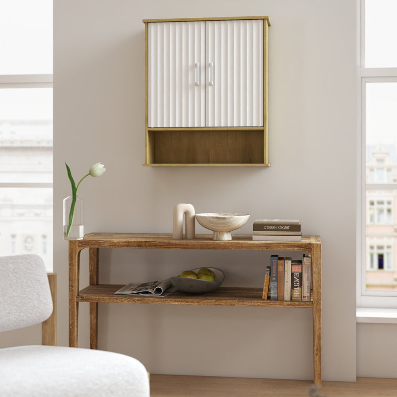 Armoire murale de salle de bain avec porte double, tablette inférieure, portes à motif ondulé, tablette intérieure réglable, installation facile, bois blanc et naturel