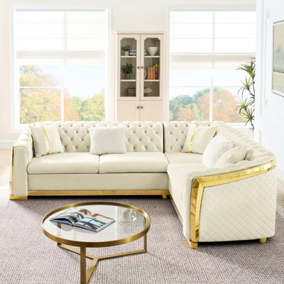 Canapé modulaire en L 106 pouces beige, accents en acier inoxydable doré, boutons en velours, 5 coussins, sièges moelleux, style moderne pour un salon élégant de luxe beige avec sièges, coussins en mousse, espace principal