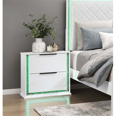 Table de chevet contemporaine au fini blanc glamour avec deux tiroirs et éclairage DEL, parfaite pour les chambres à coucher modernes