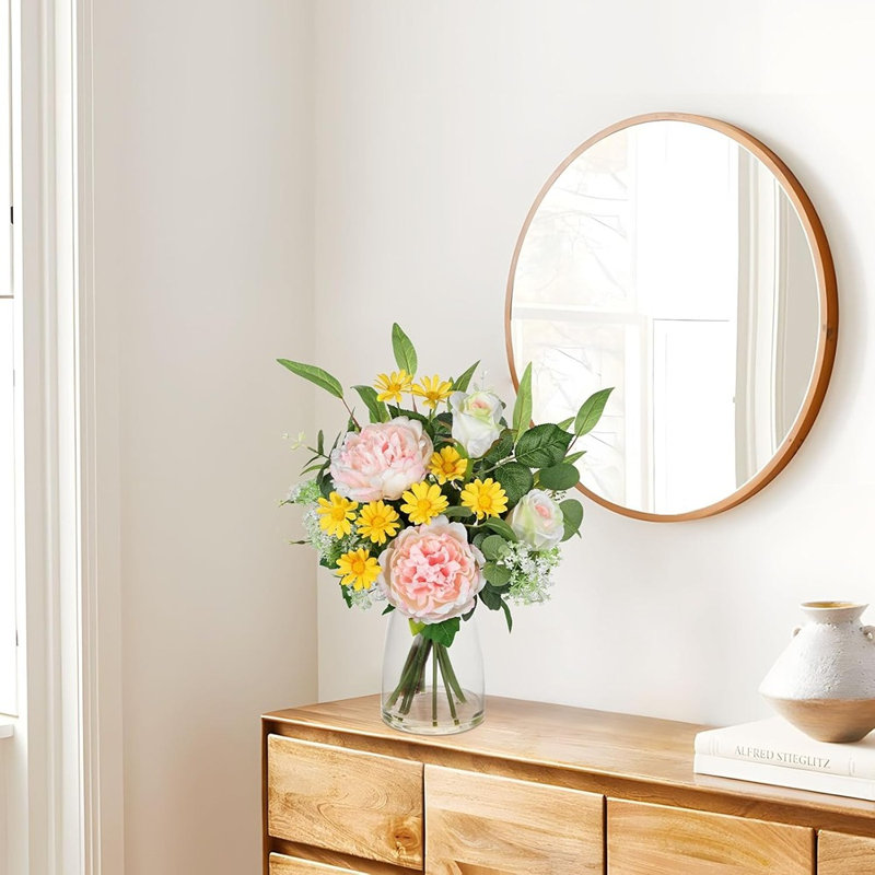 Fleurs artificielles dans un vase, mélange de pivoines roses et blanches