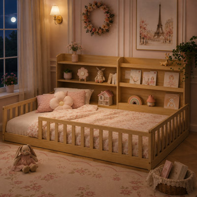 Cadre de lit Montessori en pin massif, taille standard, avec tête de lit intégrant une bibliothèque de rangement et des barrières de sécurité.