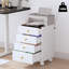 Commode moderne à 4 tiroirs avec présentoir à bijoux en verre, unité de rangement roulante avec roulettes verrouillables pour la chambre à coucher ou le salon