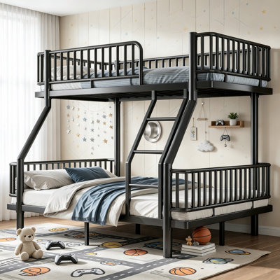 Lit simple superposé au dessus d'un lit double avec garde-corps