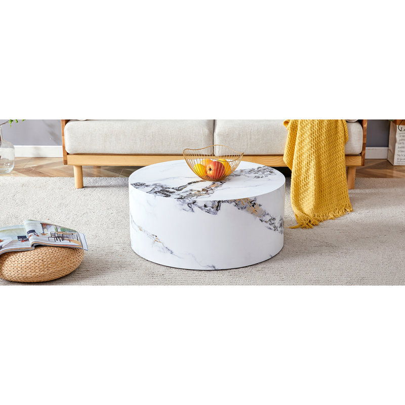 La table cylindrique avec son design à motif peut être facilement intégrée dans une variété de styles d'intérieur, des tables basses aux petites tables de salle à manger, en passant par les établi ou les bureaux d'écriture de fortune.
