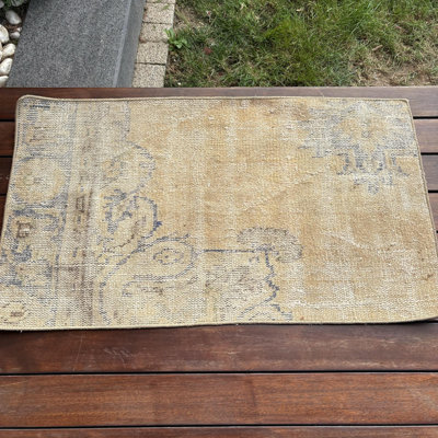 Tapis turc rétro de style scandinave neutre idéal pour les petits espaces et comme tapis de porte élégant dans des tons de brun chaud