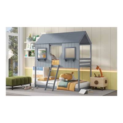 Lit superposé simple au-dessus d'un lit simple en bois avec toit, fenêtre, garde-corps et échelle