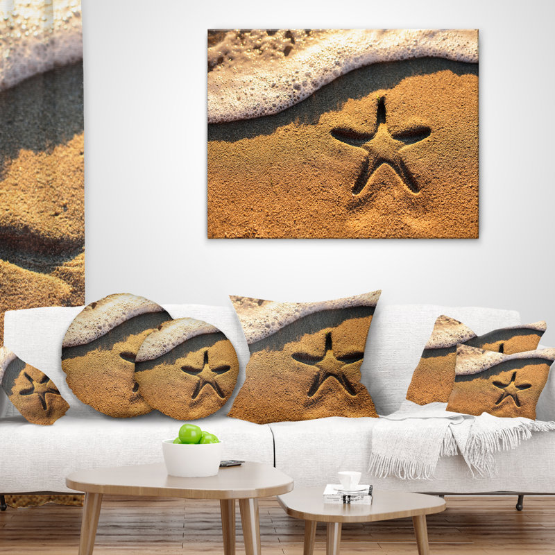 Étoile de mer sur la plage avec des vagues - coussin imprimé Sea & Shore, 16 po x 1 po, Coussin décoratif