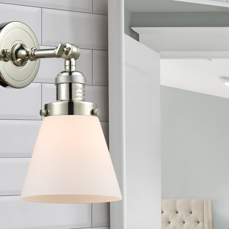 Applique murale 1 lumière Cone, Boîtier blanc mat, Ampoule à DEL rétro de 6 watts, Nickel poli