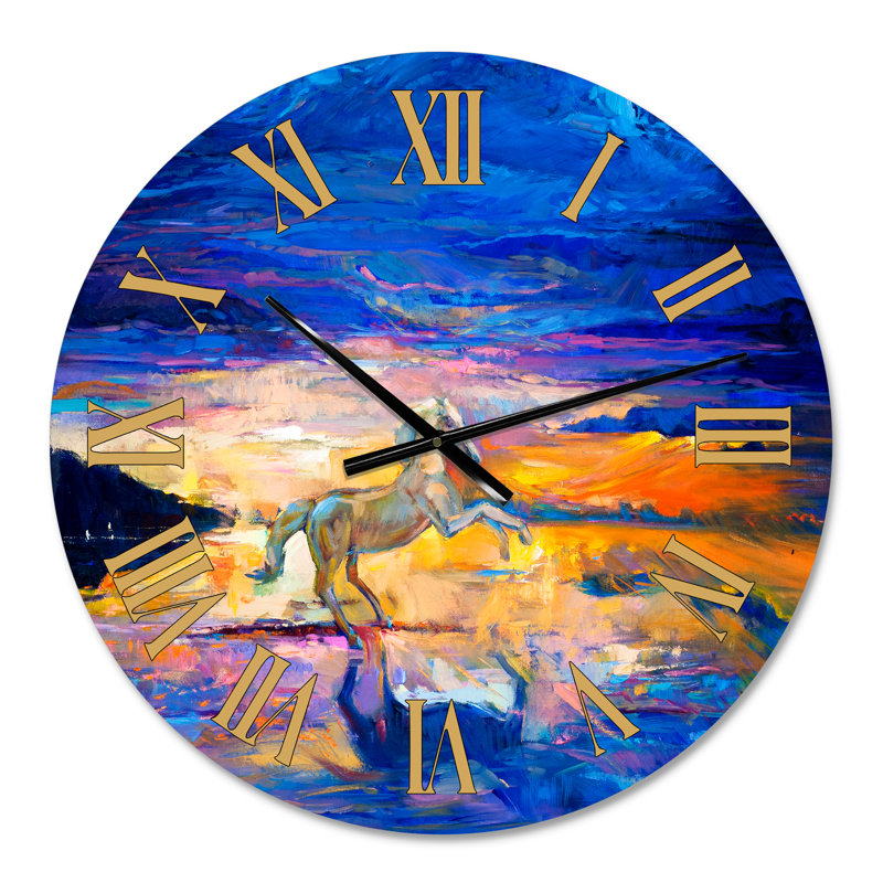 Horloge murale traditionnelle majestueuse pendant un magnifique coucher de soleil, Petit