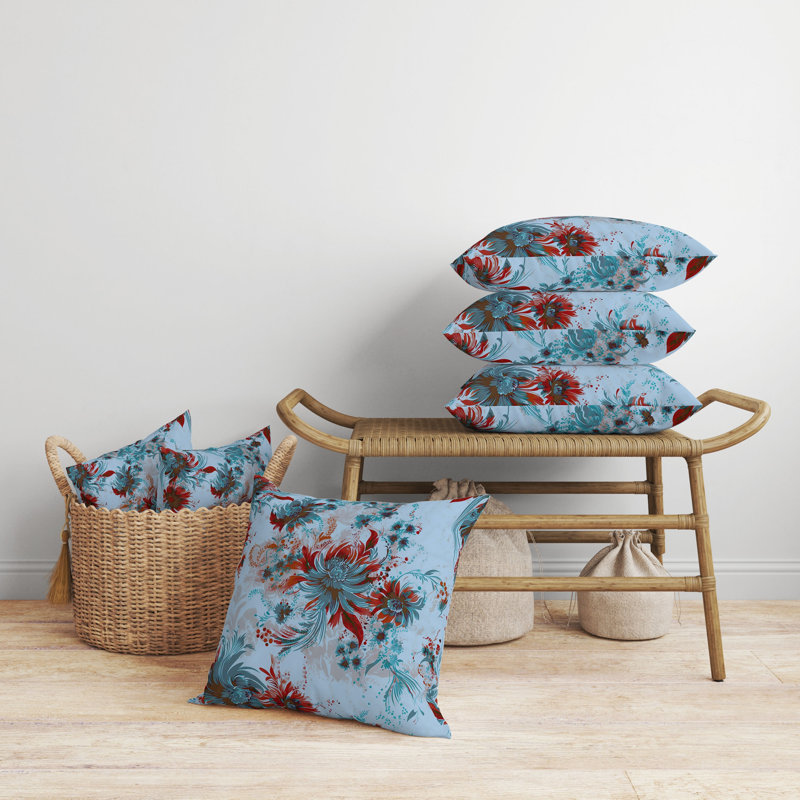 Coussin décoratif intérieur / extérieur à motif floral Delightful Wildflowers, H 26 po x l 26 po, Floral rouge / bleu
