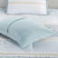 Literie en seersucker double / grand avec coussins décoratifs - en édredon jaune et bleu à motif floral imprimé botanique blanc-117361284-117361285