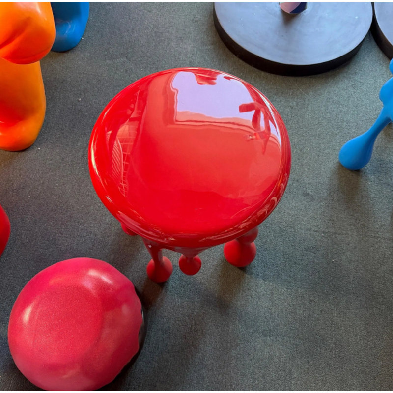 Statue de table d'appoint qui fond, Rouge