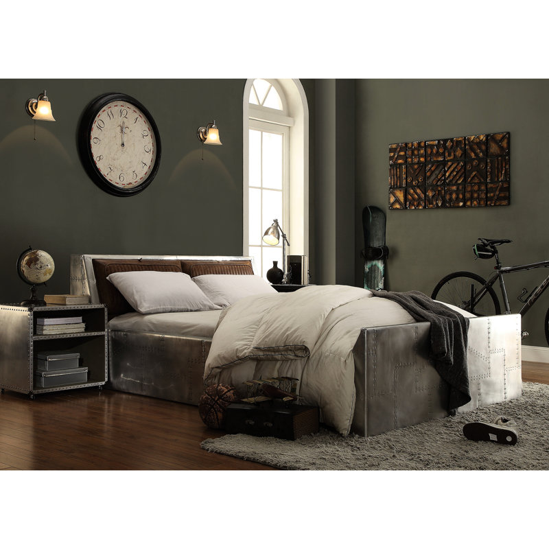 Table de chevet rectangulaire en aluminium argenté avec 2 tablettes, garniture cloutée et facile à déplacer grâce à son option de portabilité attrayante.