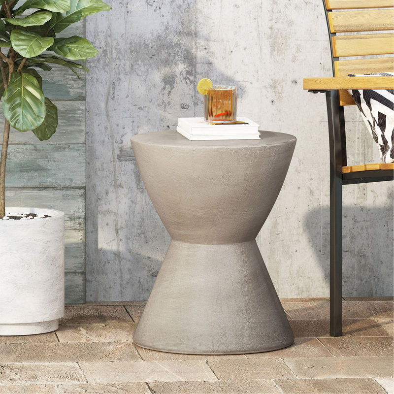 Charmante table d'appoint d'extérieur en béton léger au design élégant