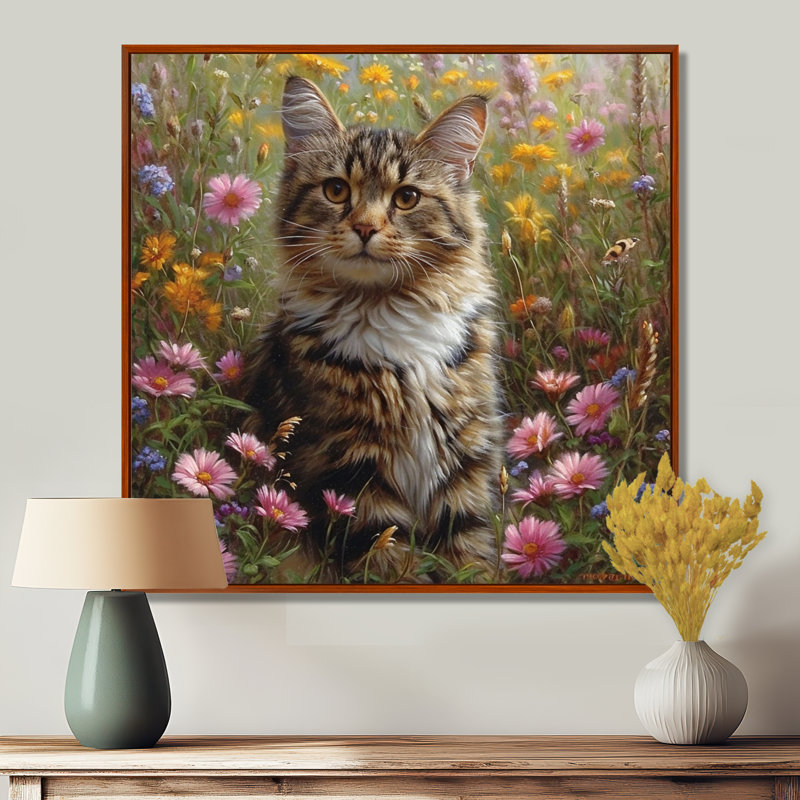 Mignon chat tigré dans un champ de fleurs - impression d'art mural chat, Toile avec cadre brun, H 36 po x l 36 po x P 1,5 po