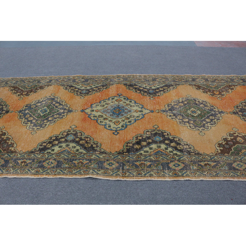Profitez de ce tapis de couloir turc rétro à motifs géométriques oranges et bleus pour un décor de couloir bohémien