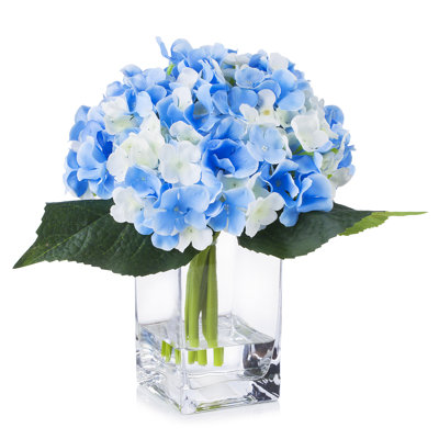 Arrangement floral d'hortensias dans un vase