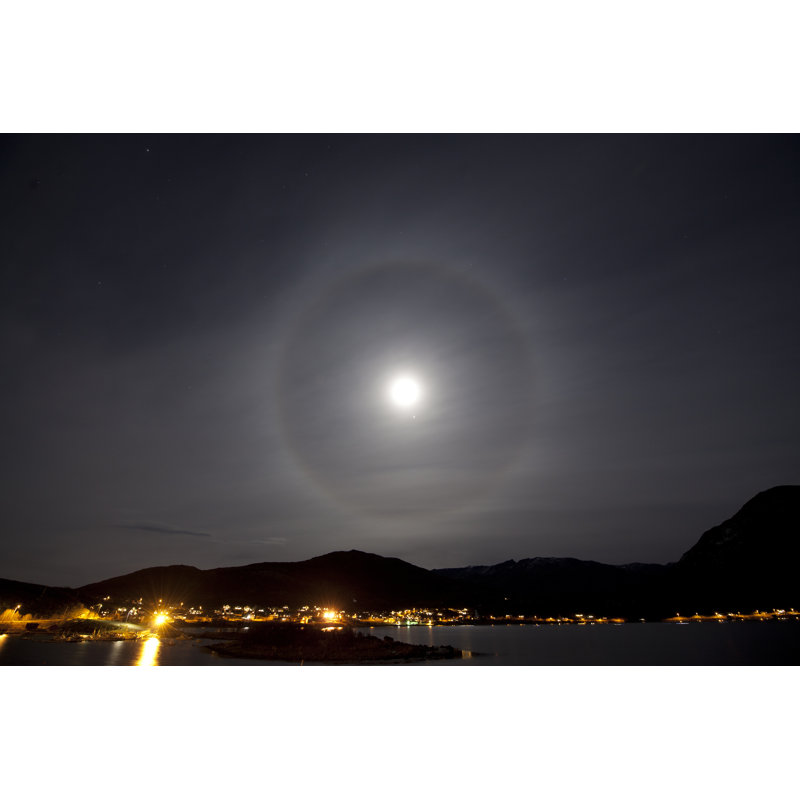 Moon Halo Over Tromso par Antonyspencer, H 12 po x l 18 po