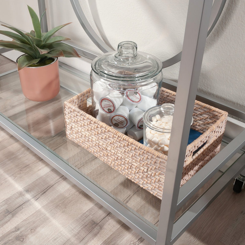 Élégant chariot à roulettes contemporain avec finition argentée, deux tablettes en verre, verrouillables pour les espaces de vie et tablettes grises durables pour la cuisine, installation rapide