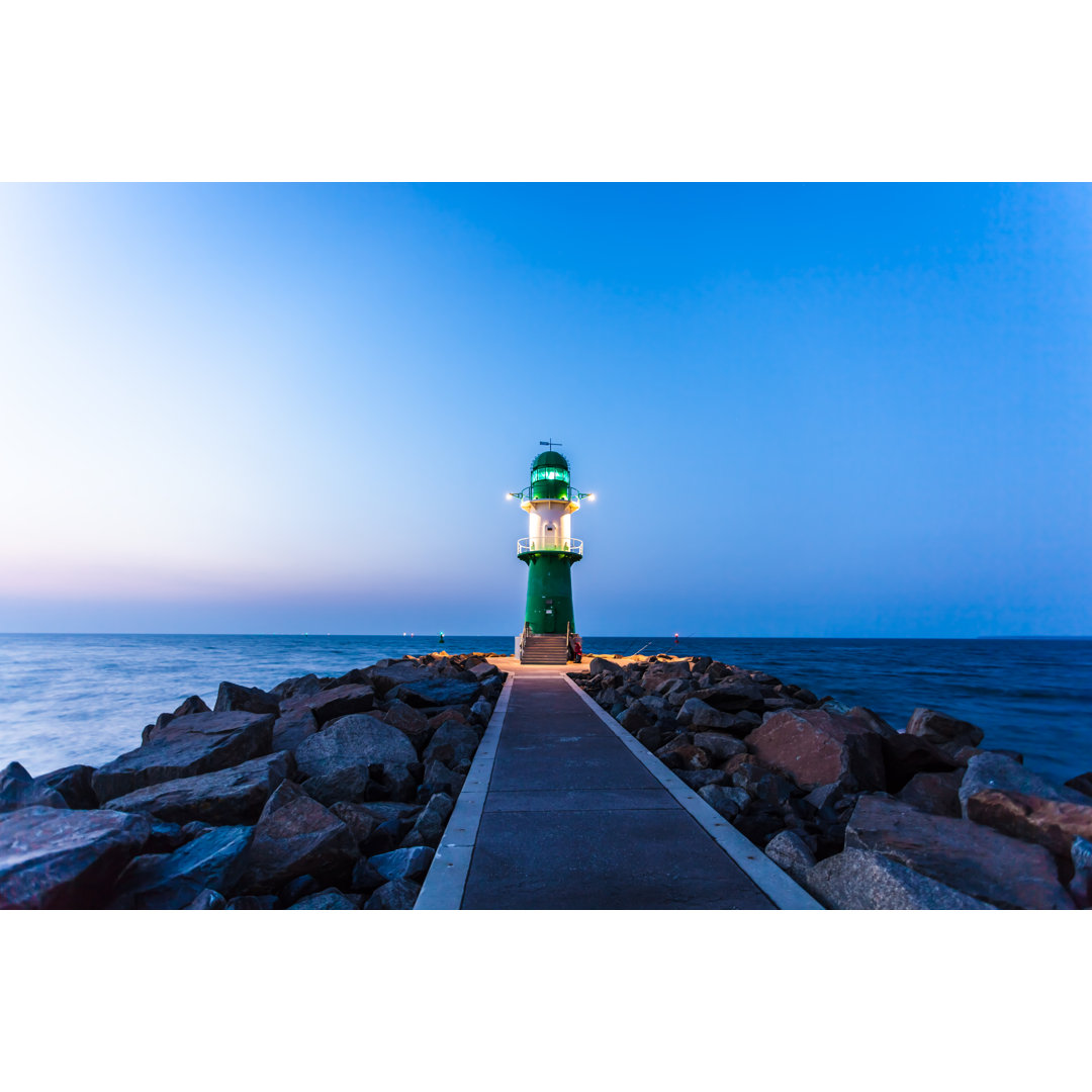 Leuchtturm im Sonnenuntergang von Querbeet - Druck auf Leinwand ohne Rahmen