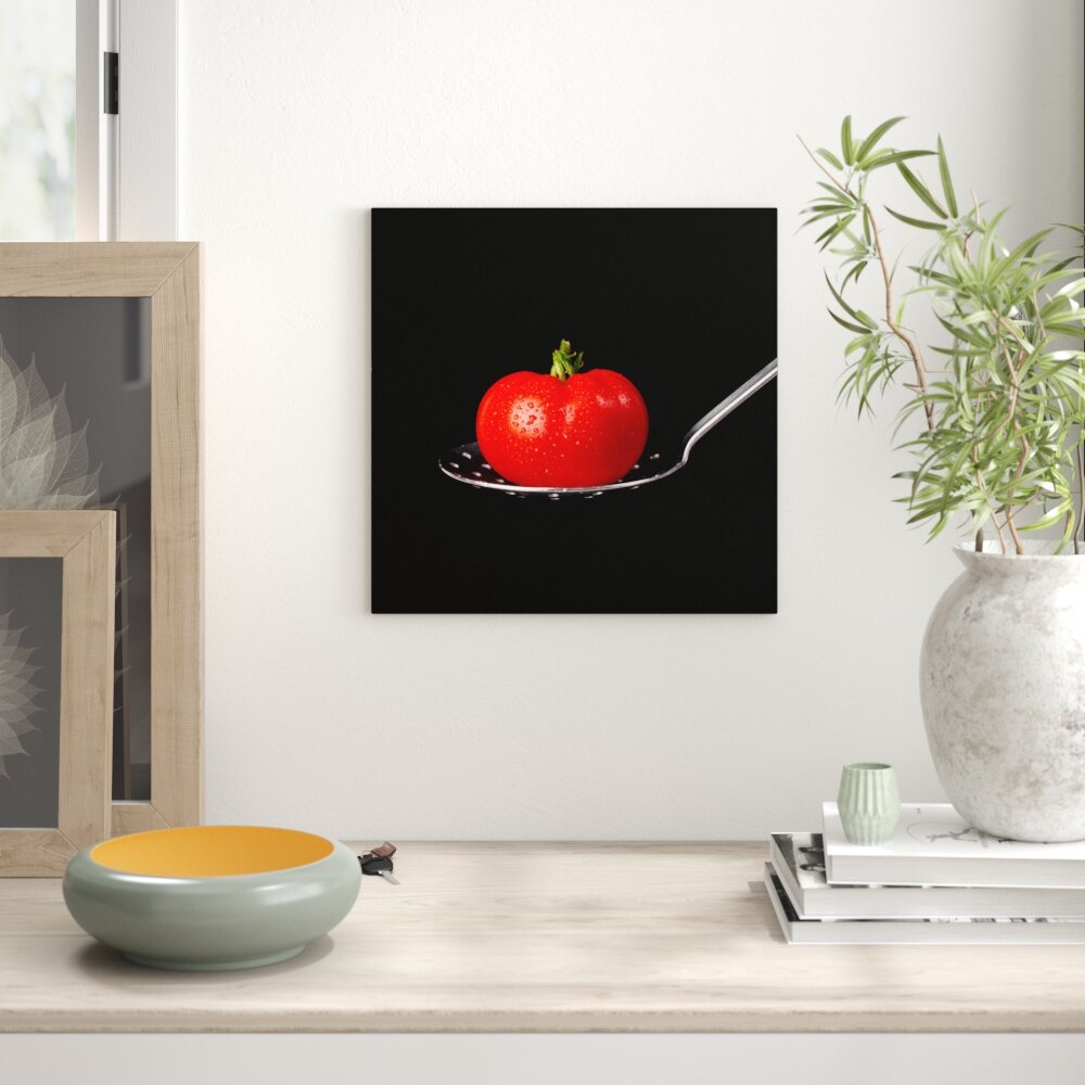 Glasbild Tomate auf Schwarz, Fotodruck