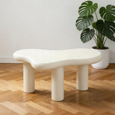 La table basse en forme de nuage de 34 pouces de long, conçue avec des techniques modernes en bois, présente une palette de couleurs blanc crème et une structure de support à trois pieds pour plus de stabilité. Il sert à la fois de pièce décorative centrale pour le salon et de minimaliste