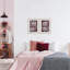 Ensemble de 2 impressions encadrées sous verre bourgogne et fleurs de chambre, design par Annabelle Hall-380776142-380776143