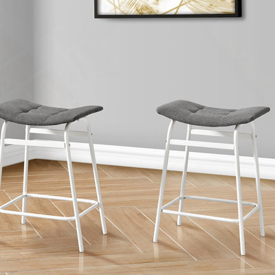 Ensemble de 2 tabourets contemporains en tissu gris avec pieds en métal blanc, confortables et élégants pour les cuisines modernes