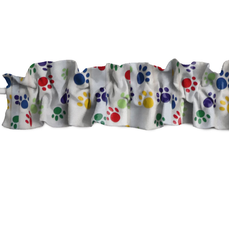 Cantonnière à motif de pattes et fenêtre