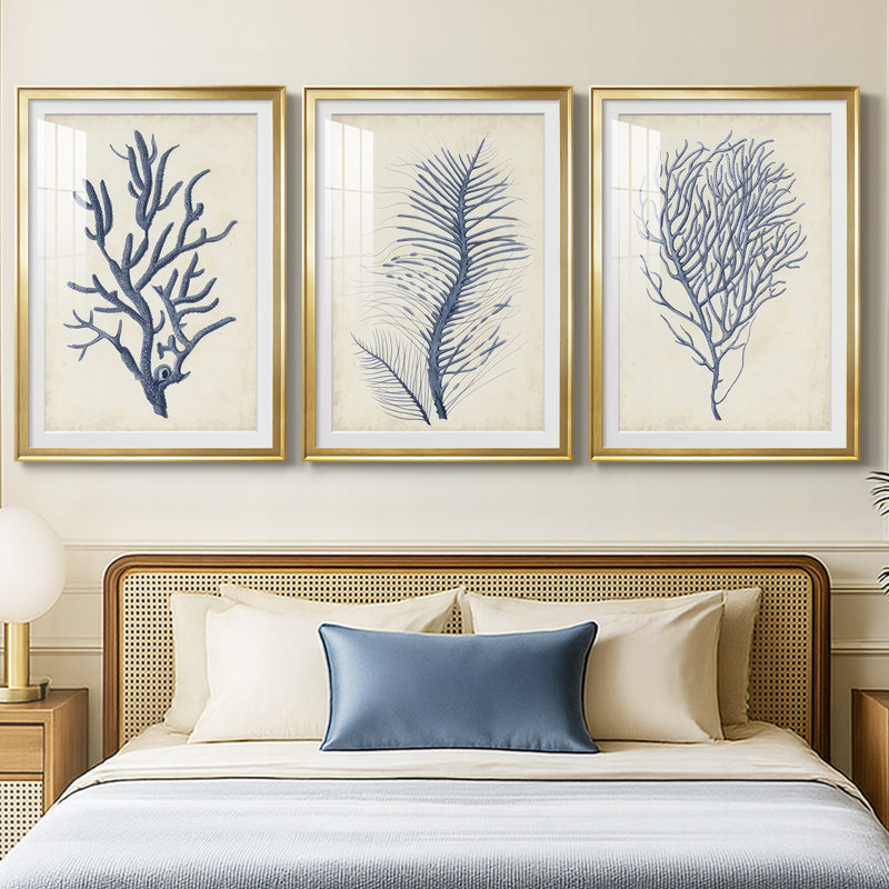 Indigo Coral IV - reproduction encadrée sur mesure de qualité supérieure mate - 3 pièces, H 21 po x l 30 po, Doré