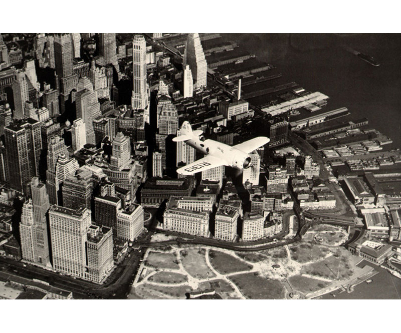 Avion rapide au-dessus de New York, H 32 po x l 48 po