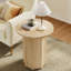 Table d'appoint ronde en bois avec base géométrique verticale