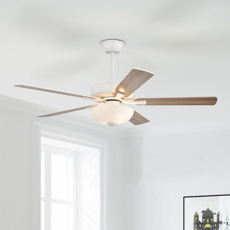 Ventilateur de plafond réversible 52 pouces à 5 pales avec lumière DEL et télécommande, Blanc; bois moyen, Blanc