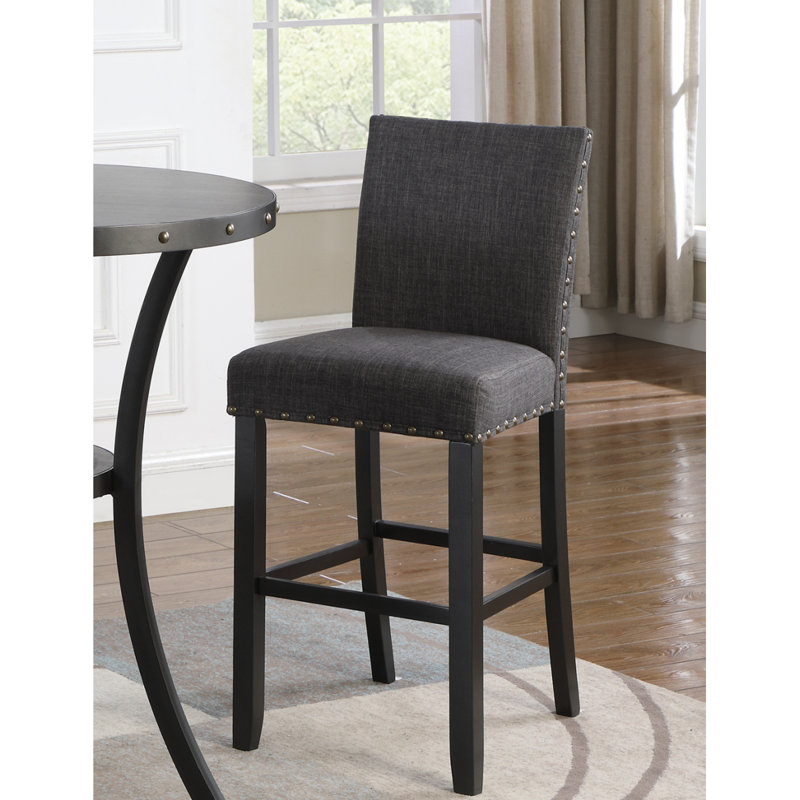 Élégants tabourets de bar en tissu avec garniture cloutée, ensemble de 2, pour une expérience d'assise chic et confortable.