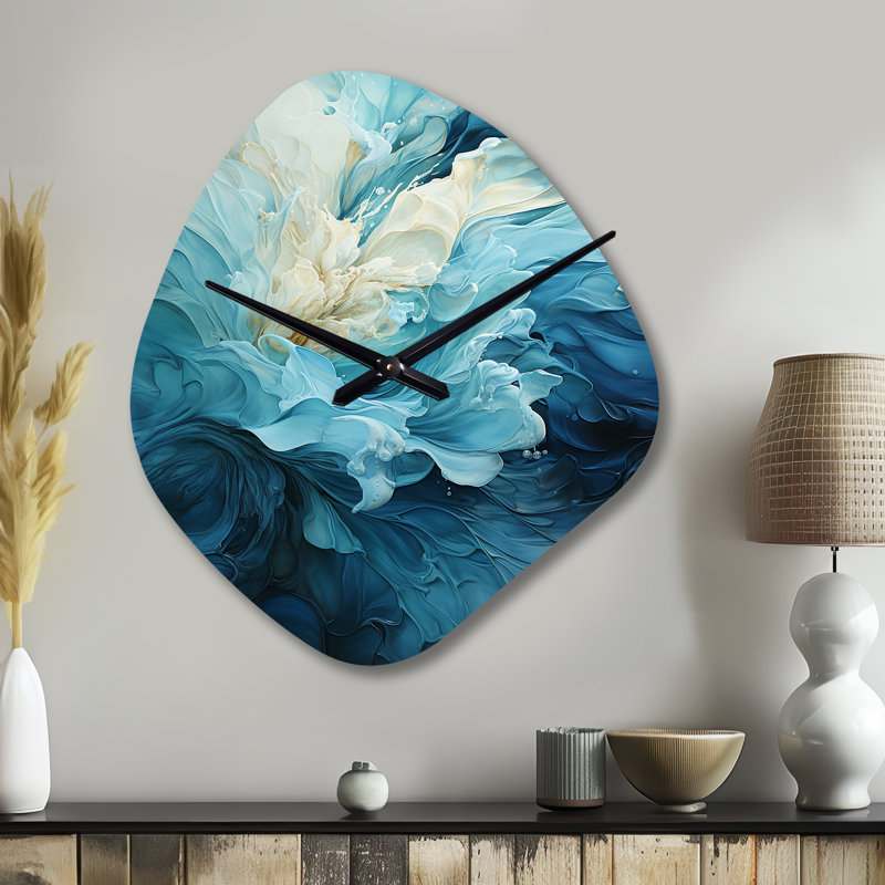 Turquoise bleu et blanc Serenity Swirl III - horloge murale asymétrique spirale abstraite en métal, impression d'horloge de forme unique bleue