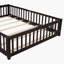 Lit plateforme au sol avec garde-corps et porte-812468296-811018461
