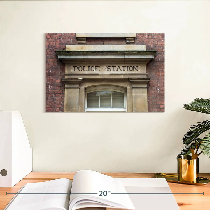 Poste de police Lilie, H 8 po x l 12 po