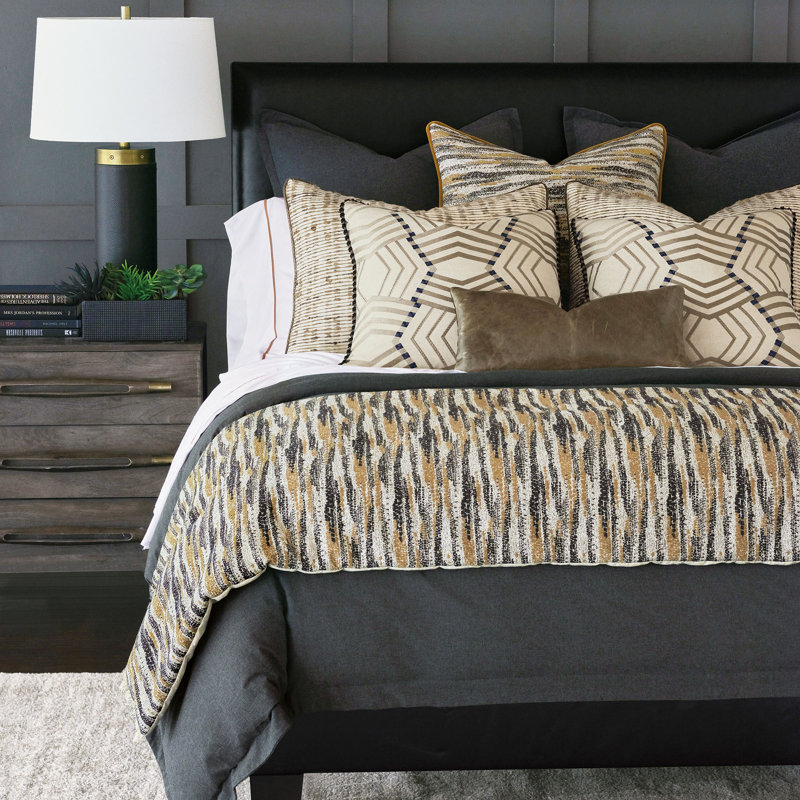 Kimahri Abstract Bed Runner, Queen