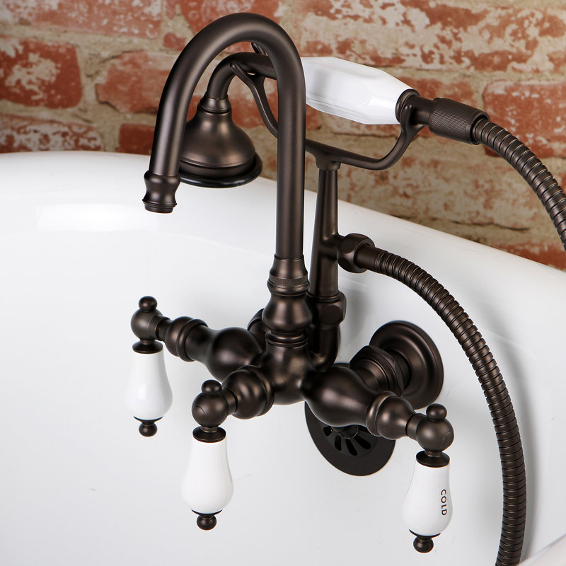 Robinet de baignoire sur pattes à fixation murale à trois poignées et deux trous avec pomme de douche à main style rétro Kingston Brass Aqua