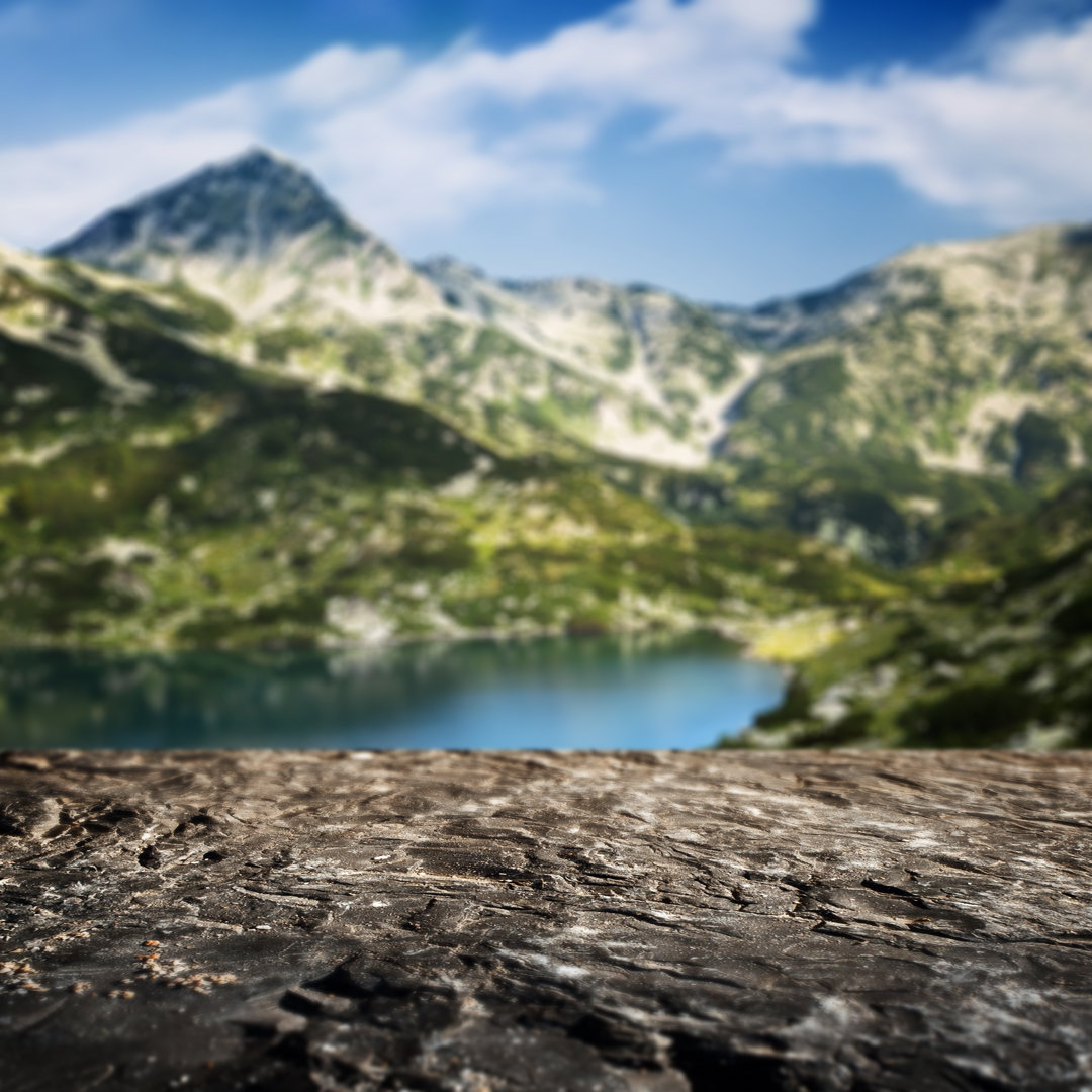 Steingrenze und defokussierter Berg von Sankai - Fotodruck