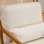 Méridienne de style moderne médiéval Coussin de siège à rembourrage doux, structure en bois massif, style polyvalent, soutien lombaire confortable, accoudoirs en chêne et revêtement blanc cassé-43985394-52095140