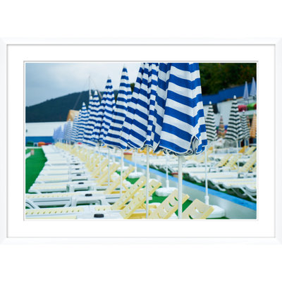 «Blue Striped Umbrellas», reproduction de photo sur papier encadrée