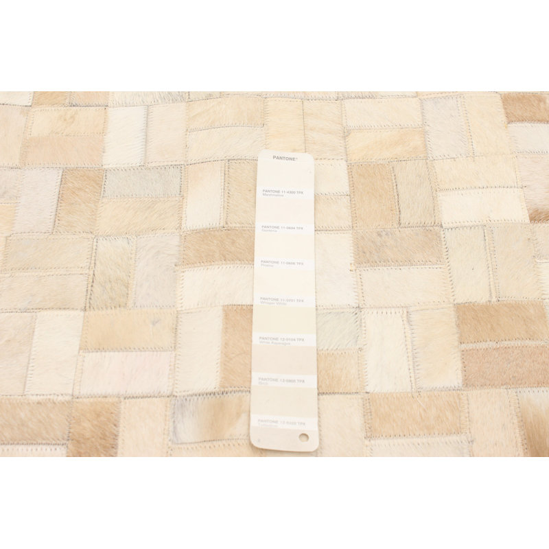 Tapis ivoire en peau de vache Heggi