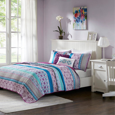 Reversible Quilt Set With Throw Pillows