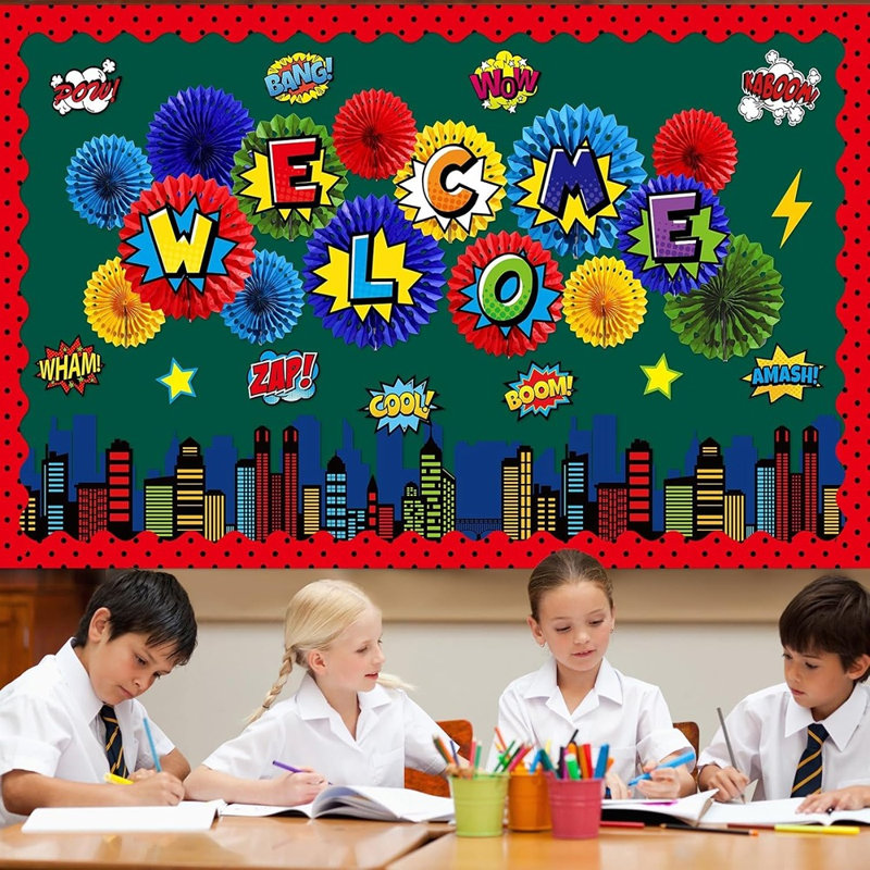 Ensemble de décoration de babillard 3D Super Hero - Décorations de classe Welcome Back To School avec Hero Cityscape et fans de papier