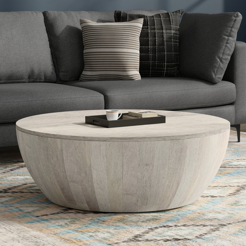 Table basse ronde industrielle en bois de manguier massif l 34 po Elmbrook, entièrement assemblée, Blanc délavé